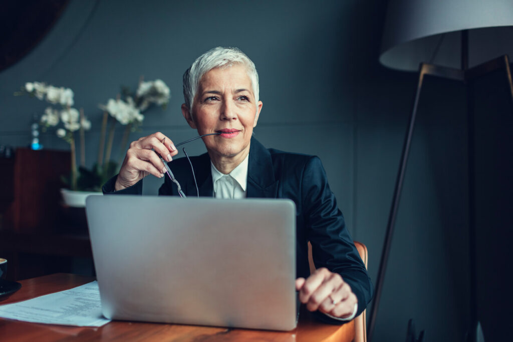 Spousal maintenance calculator: a woman at her laptop thinking through her own figures